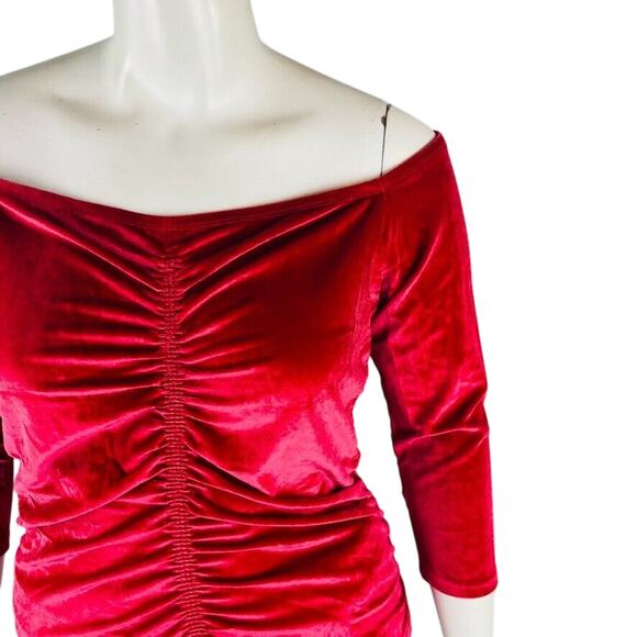 New Torrid Woman Sz 1X 1 Red Velvet Shirred Front Off Shoulder Top Stretch NWT - Picture 5 of 9